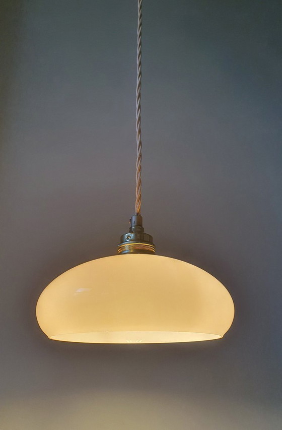 Image 1 of Set van 2 vintage hanglampen van roze pastel opaline glas.