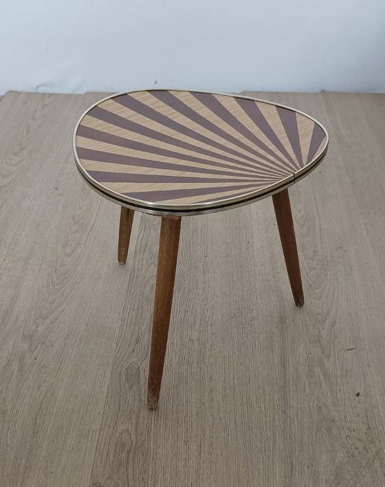 Table d'appoint des années 50 avec motif soleil couchant – Tables d'appoint, Metal, Wood (photo 2 of 7)