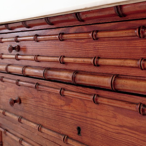 Image 1 of Cómoda de pino oscuro con acabado imitación bambú - Finales del siglo XIX