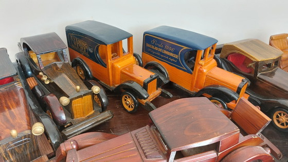 Image 1 of Voitures et camions en bois fabriqués et peints à la main