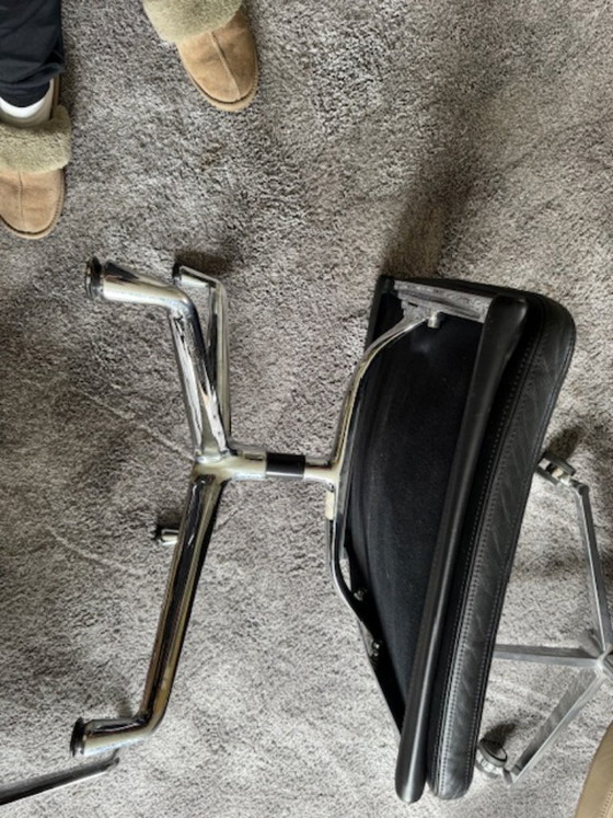 Image 1 of 2 sedie e poggiapiedi in alluminio Charles & Ray Eames EA