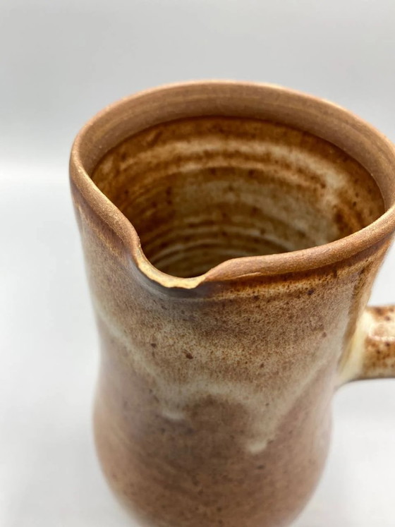 Brocca in gres smaltato marrone e crema, con manico laterale a forma di sfera, Studio Ceramic. – Stoviglie (photo 5 of 6)