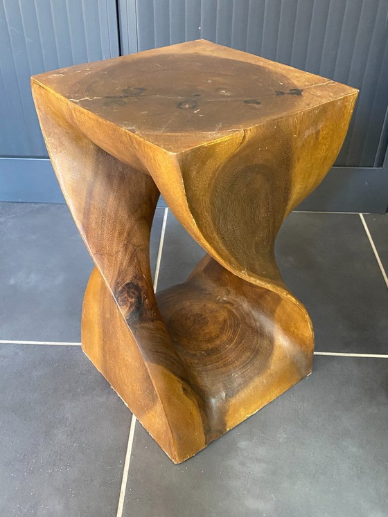 N2 Kruk van massief onbewerkt walnotenhout, uit één stuk gesneden, 1970 – Krukjes, Wood (photo 3 of 16)