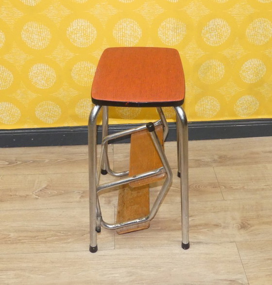 Image 1 of Vintage jaren 50 kruk Rood gevlekt opvouwbare trapladder Metaal en hout industriële retro ladderkruk