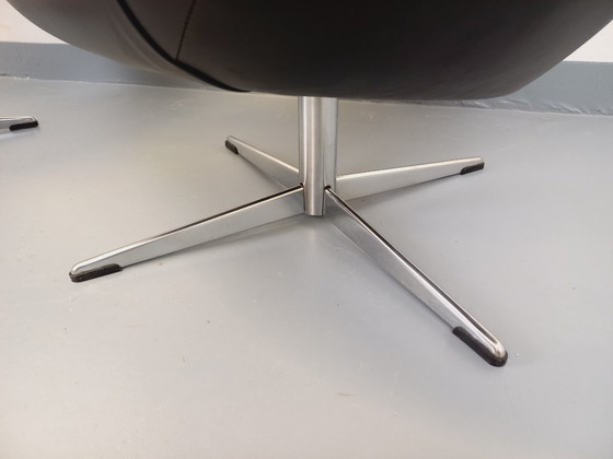 Image 1 of Een paar vintage Scandinavische draaibare fauteuils van imitatieleer en chroom uit de jaren 70.