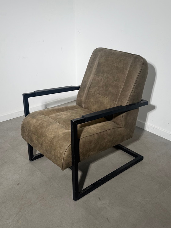 Industriële loungestoel – Taupekleurige bekleding en zwart metalen frame – Fauteuils (photo 4 of 4)