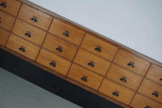 Image 1 of Grote vintage Nederlandse eiken winkelkast / dressoir, jaren 1950