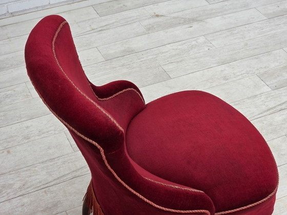 Image 1 of Sillón de cóctel danés de la década de 1950, tapizado en terciopelo rojo cereza.