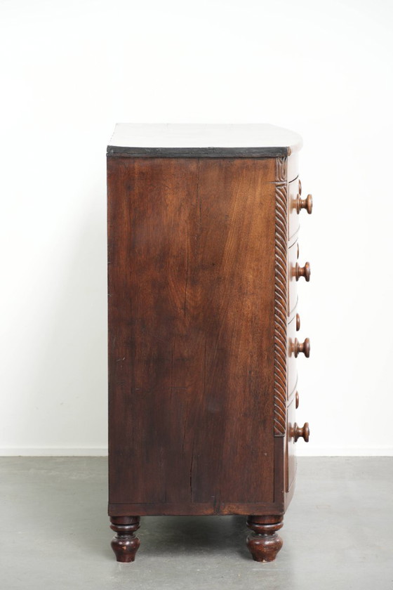 Image 1 of Grote antieke 19e eeuwse Engelse bow front ladekast/ commode met sierlijke details