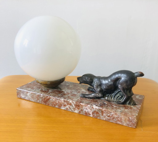 Lampe art déco globe en opaline et chien de chasse 