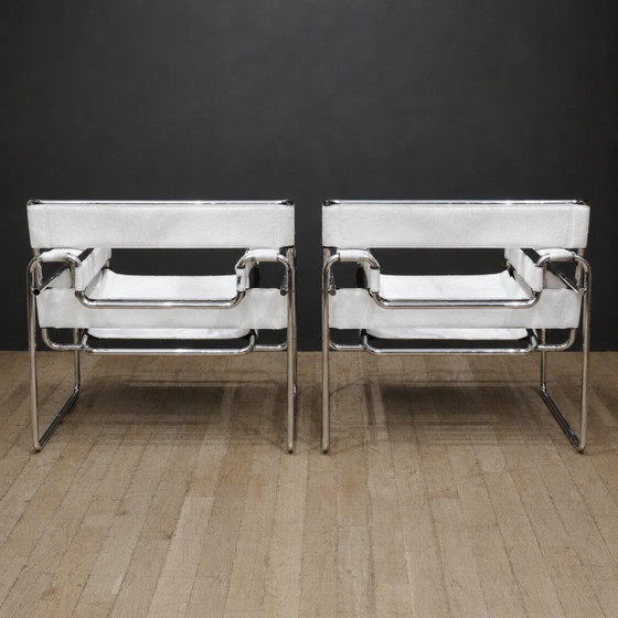 Image 1 of KNOLL International. Ensemble de 2 fauteuils Wassily B3 NEUFS en fourrure blanche douce.