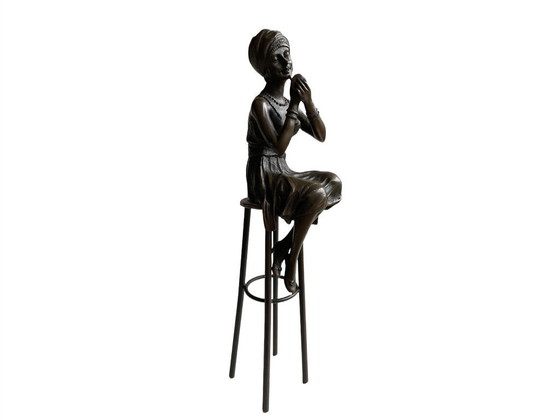 Image 1 of Bronzen beeld – Elegante dame op kruk in Charleston-stijl
