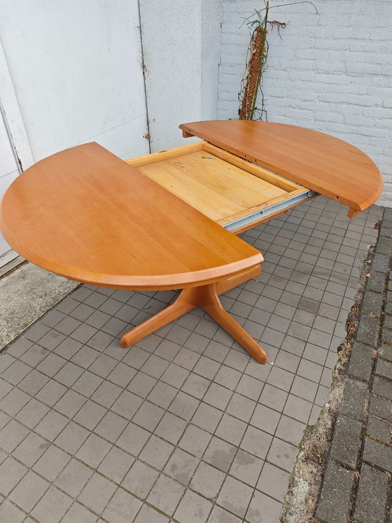 Vintage Round Extendable Table - Wood – Dining tables (photo 7 of 14)