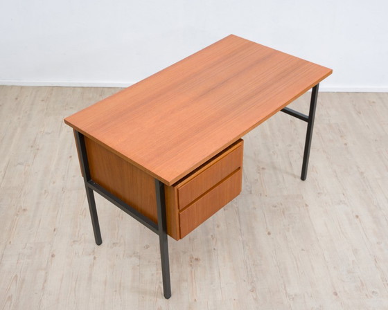 Image 1 of Bureau in mid-century modern stijl uit de jaren 60, met een strak, modern design. Teakhout.