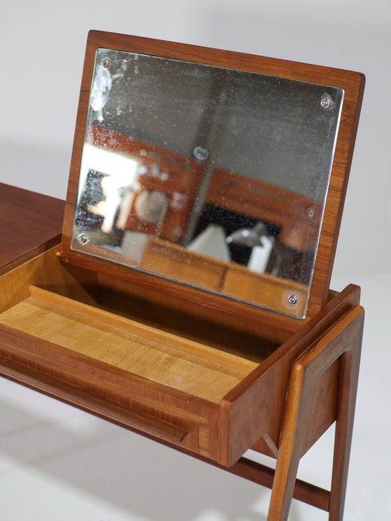 Image 1 of Tocador danés antiguo de teca de la década de 1960.