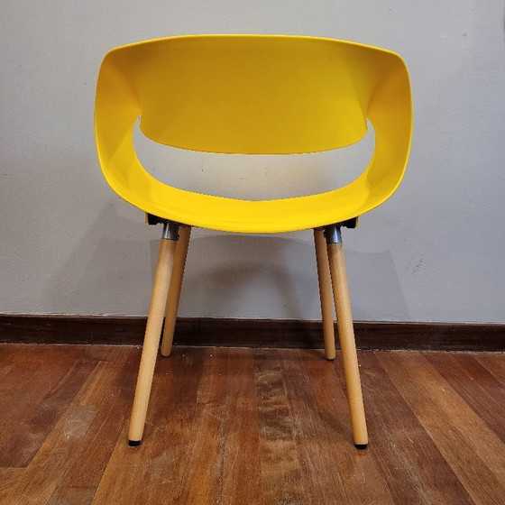 Image 1 of Paire de chaises jaunes, assise en PVC, design contemporain