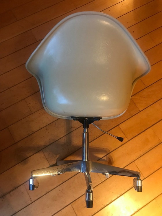 Image 1 of Chaise coque Eames originale Herman Miller