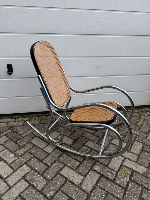 Sedia a dondolo vintage in stile Marcel Breuer con struttura cromata e seduta in vimini.