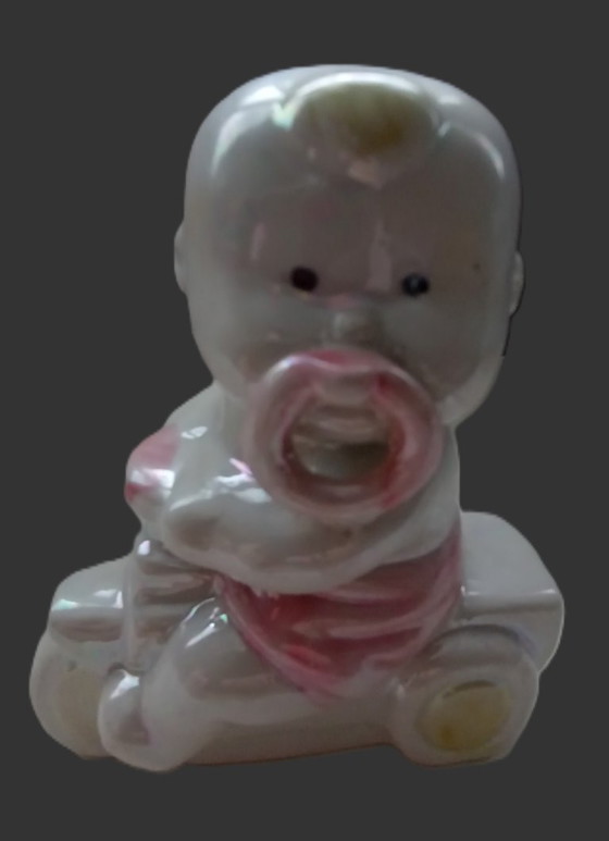 Image 1 of Lüsterware-Figur aus der Mitte des 20. Jahrhunderts – Baby auf Dreirad – Davis & Freeman (Japan/USA)