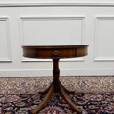 Mesa auxiliar Chesterfield inglesa clásica, mesa tambor