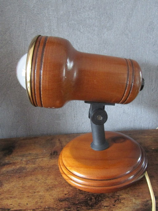 Foco de madera antiguo con borde "dorado".
