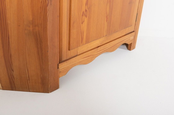 Image 1 of Meuble d'angle en pin massif Axel Einar Hjorth « Lovö » par Nordiska Kompaniet