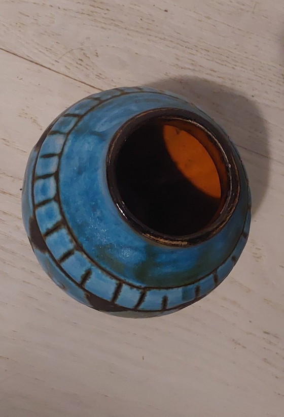 Image 1 of Blaue Vase von Alain Maunier mit ethnischen Mustern der 1950er Jahre auf orangefarbenem Hintergrund