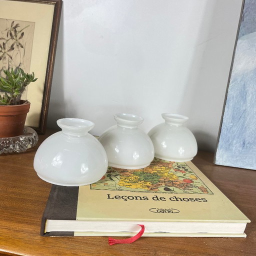 Ensemble de 3 petits globes abat jour type lampe à pétrole en verre opaline blanc diamètre 12 cm
