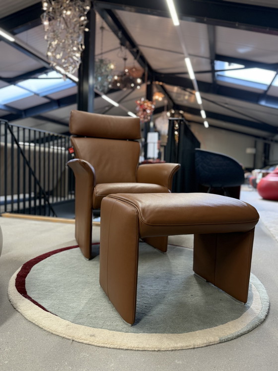 Image 1 of Poltrona Jori Aqua con sgabello in pelle marrone