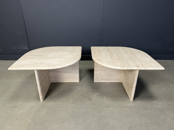Image 1 of Paire de tables basses ou tables d'appoint en travertin, 1970