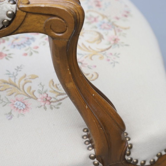 Image 1 of Een paar antieke houten fauteuils in Lodewijk XV-stijl met rococo-uitvoering, daterend uit 1950-1960.