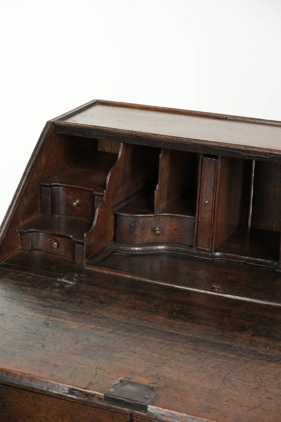 Image 1 of Prachtig antieke Engelse eikenhouten secretaire uit begin 18e eeuw met een mooi, sierlijk en elegant gebogen interieur