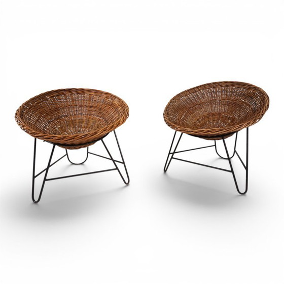 Image 1 of Pod Chairs – Een paar loungestoelen van rotan/riet op een metalen frame, 1970
