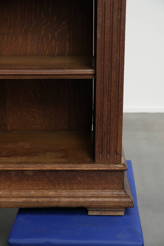 Warm antique Dutch oak bookcase from the early 20th century with elegant details – Wood (photo 8 of 9)