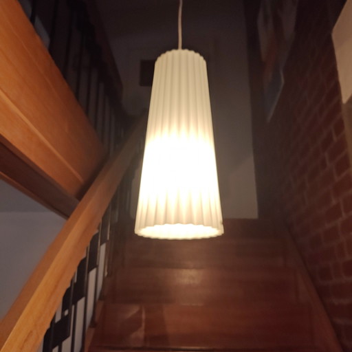 Suspension sculpturale artisanale en opaline cannelée – Design scandinave postmoderne