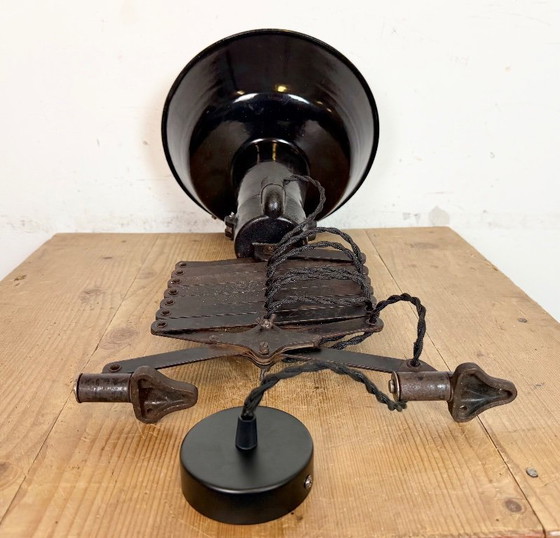 Image 1 of Industriële zwarte emaille schaarplafondlamp, jaren 30