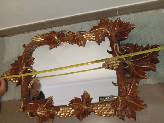 Image 1 of Belangrijke en spectaculair gebeeldhouwde wijnkelderspiegel