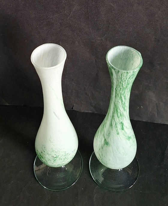 Image 1 of Deux vases vintage en verre blanc sur pied, ornés d'un tourbillon vert clair. Fabrication artisanale des années 1960 et 1970.