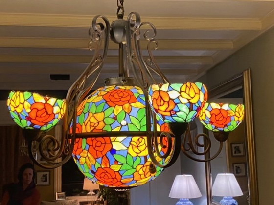 Image 1 of Lámpara colgante única estilo Tiffany con 5 puntos de luz.