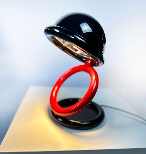 Lámpara de escritorio desplegable de los años 80: magia retro en negro y rojo.