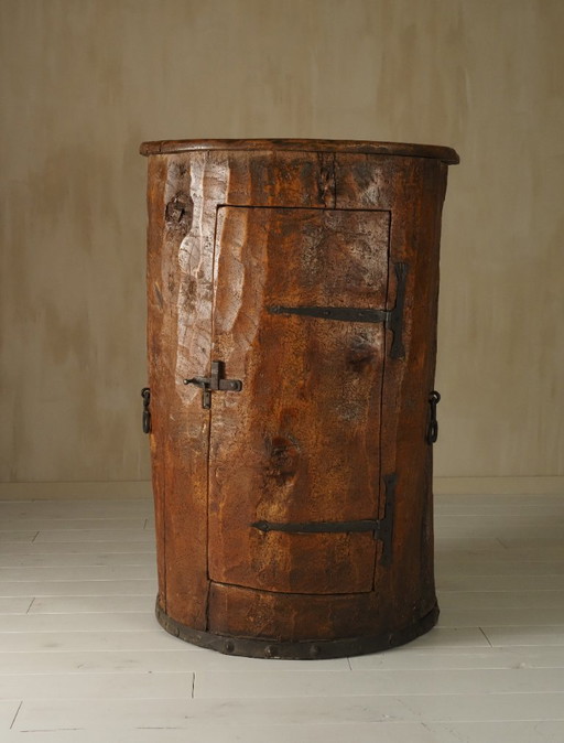 Cabinet d'art populaire primitif fabriqué à partir d'un vieux tronc d'arbre.