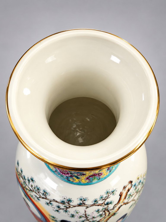 Elegant baluster porcelain vase, Jingdezhen, Polychrome decor and gilding, Ceramic, White, Aziatisch (photo 4 of 12)