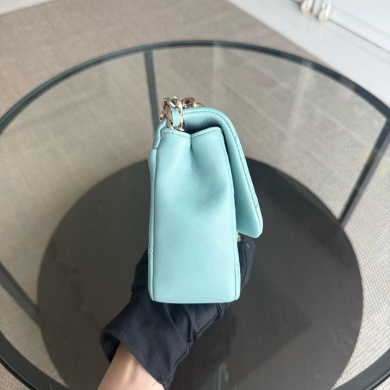 Image 1 of Chanel 2020 Elegante Saison-Klapptasche mit Harzkette – Gestepptes Lammleder in Tiffany-Blau, GHW Nr. 29