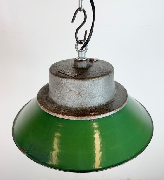 Image 1 of Lampada a sospensione industriale in ghisa e smalto verde, anni '60