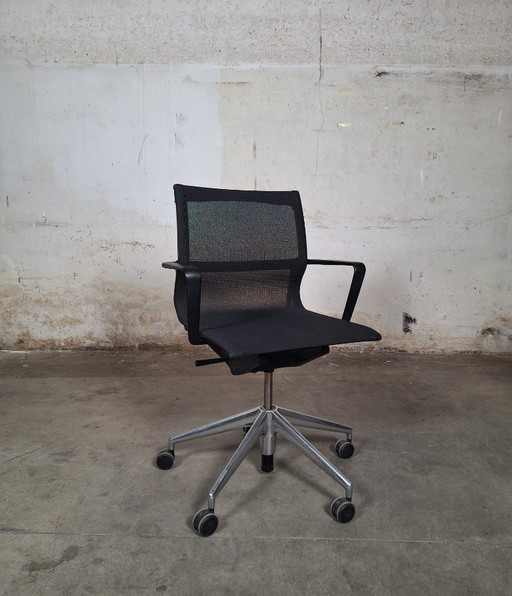 Vitra Physix verstelbare bureaustoel met zwarte mesh bekleding van Alberto Meda