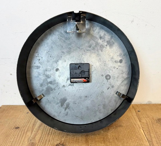 Image 1 of Zwarte industriële fabriekswandklok van Siemens, jaren 50