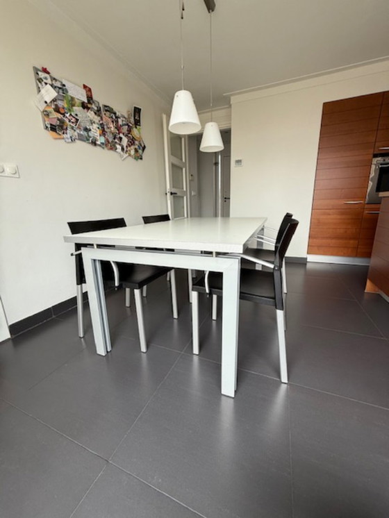 Image 1 of 4 chaises de salle à manger Leolux Myto avec table de salle à manger Arcade