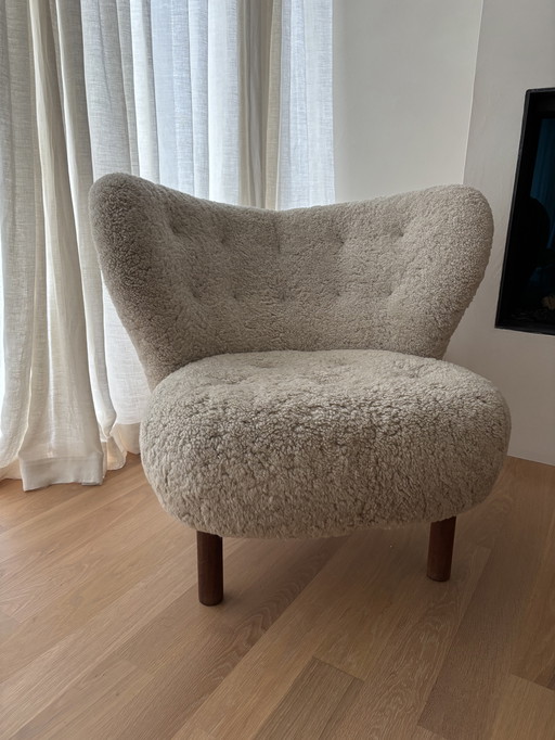 Fauteuil &tradition Little Petra VB1 en noyer, peau de mouton Moonlight