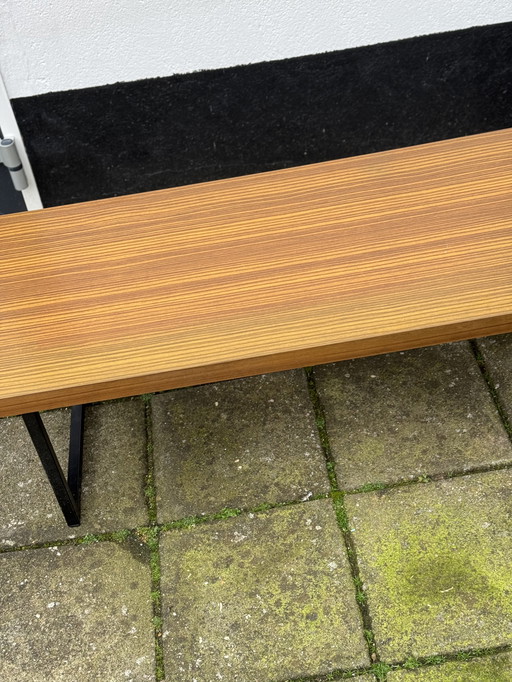 Tavolino da caffè impiallacciato in noce