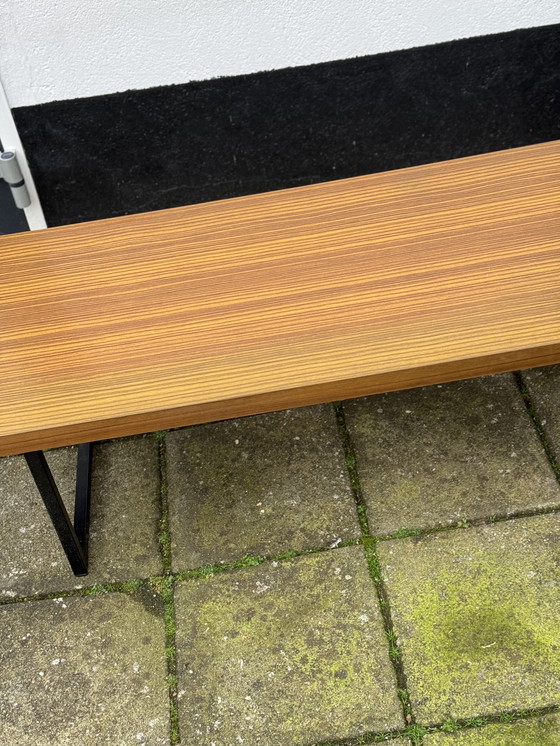 Image 1 of Tavolino da caffè impiallacciato in noce